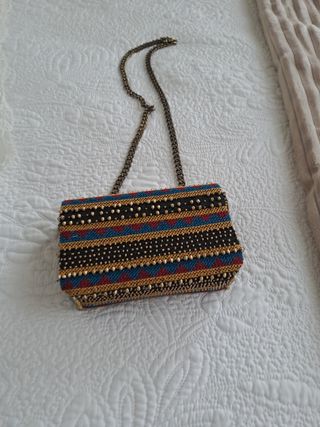 Cartera de mano con cadena y bordado