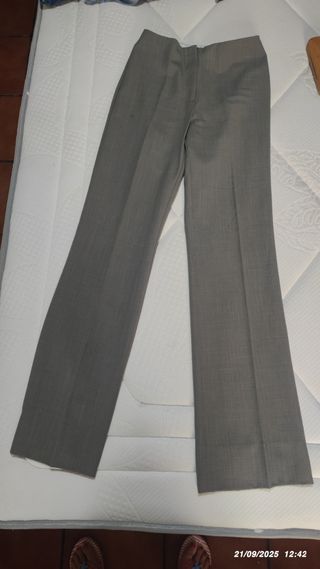 Pantalones de pinzas grises ajustados