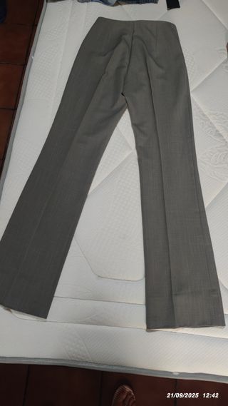 Pantalones de pinzas grises ajustados