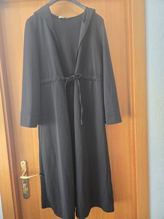 Chaqueta larga con capucha y cinturón