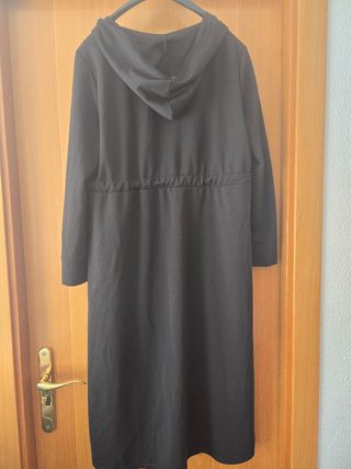 Chaqueta larga con capucha y cinturón