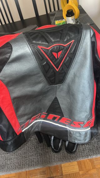 Chaqueta Dainese Moto Piel Roja y Negra
Talla 52