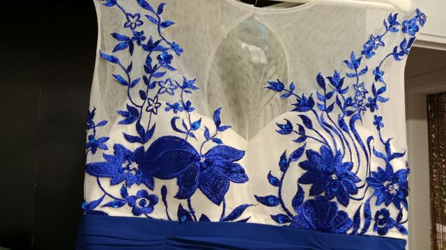 Vestido de fiesta azul y blanco