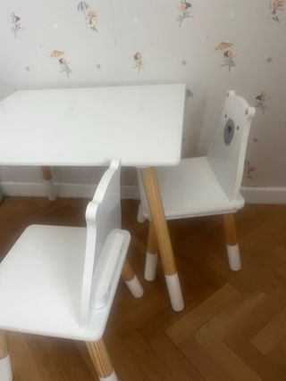 Mesa y 2 sillas infantiles blancas

