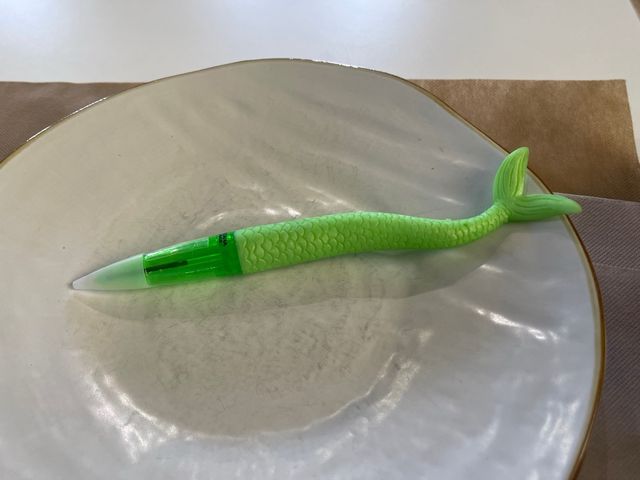 Bolígrafo con forma de pez verde