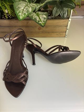 Sandalias de tacón marrón