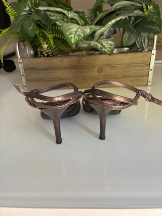 Sandalias de tacón marrón