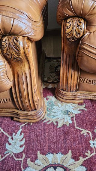 3 Sofás de cuero o piel color marrón y roble.