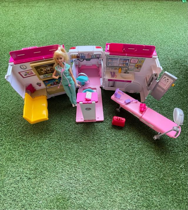 Ambulancia Barbie con Muñeca
