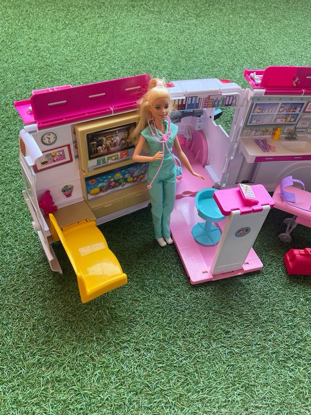 Ambulancia Barbie con Muñeca
