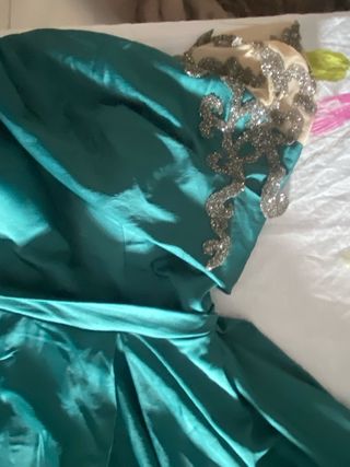 Vestido de fiesta verde con plateado