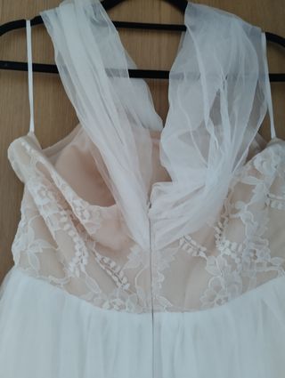 Vestido de fiesta beige y blanco