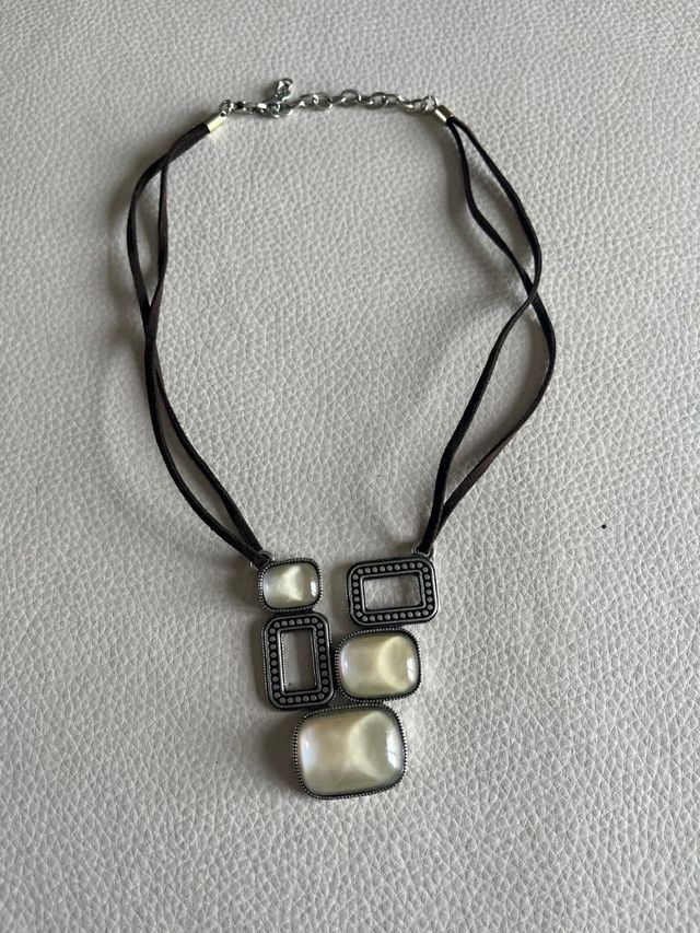 Collar cuero y piedras blancas