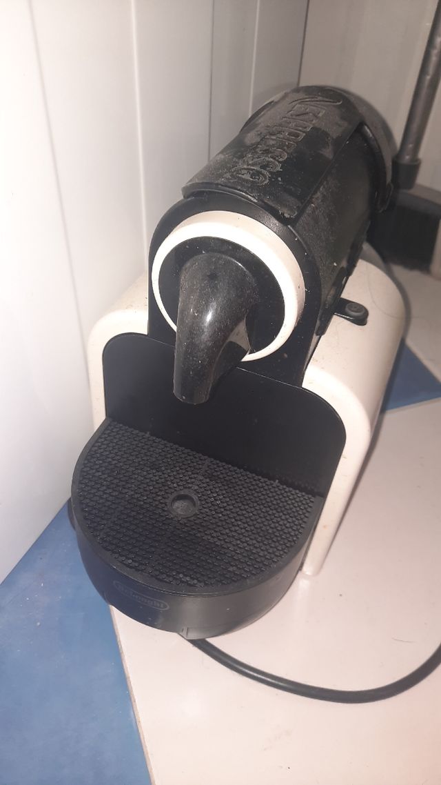 Cafetera Nespresso para piezas. Cubeto estropeado
