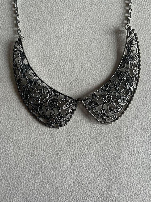 Collar plateado estilo babero