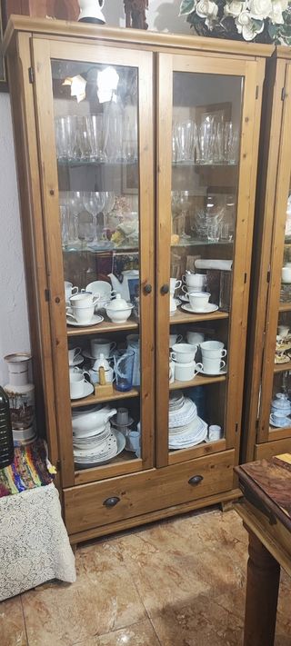 Vitrina de salón madera y cristal.