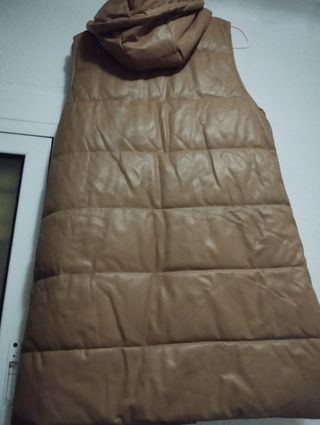 Chaleco símil cuero marrón con capucha