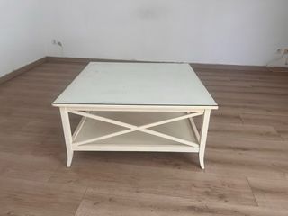 Mesa de centro con cristal para protegerla