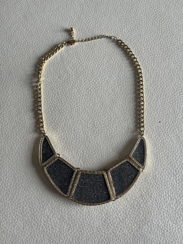 Collar corto dorado y gris metalizado