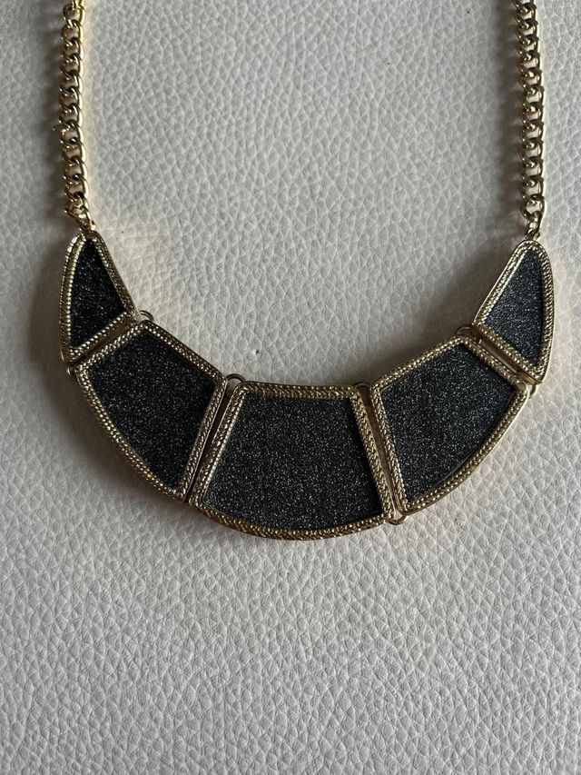 Collar corto dorado y gris metalizado