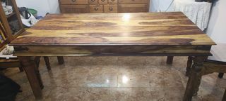 Mesa de salón de madera