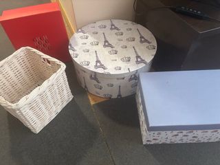 Cajas decorativas y cesta de mimbre
