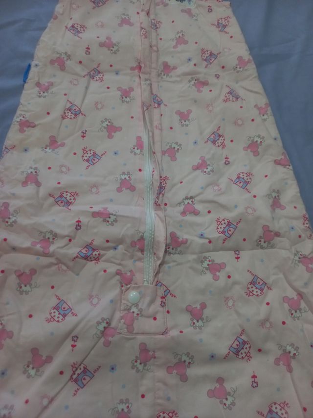 Saco de dormir para bebé rosa hasta 12 meses.