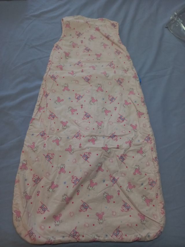 Saco de dormir para bebé rosa hasta 12 meses.