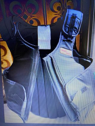 hípica: chaleco, botas y casco. TEGU