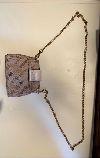 Bolso Guess Beige con Cadena