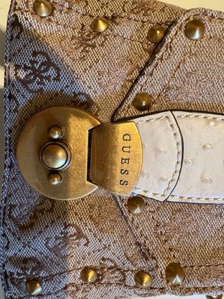 Bolso Guess Beige con Cadena