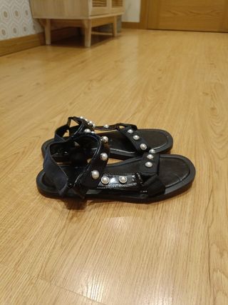 Sandalias negras con perlas