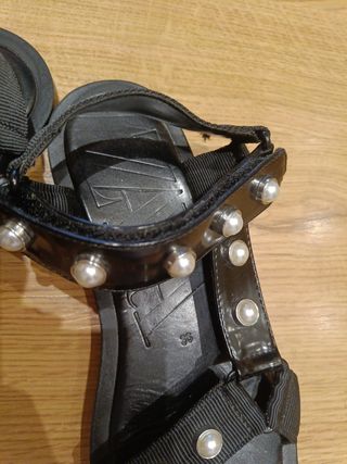 Sandalias negras con perlas