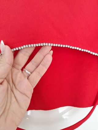 Camiseta corta ajustada roja con brillantes.