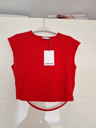Camiseta corta ajustada roja con brillantes.