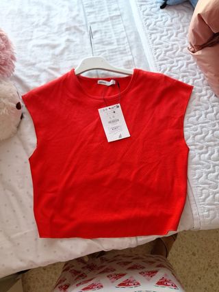 Camiseta corta ajustada roja con brillantes.