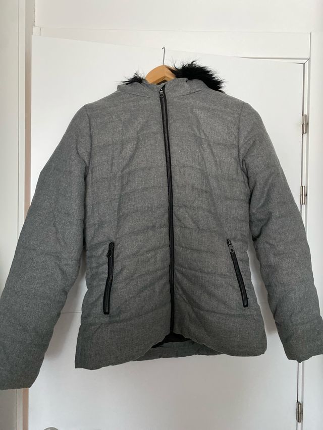 Abrigo gris Kiabi con capucha