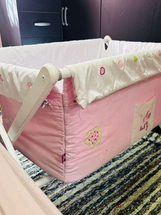 Minicuna rosa con detalles