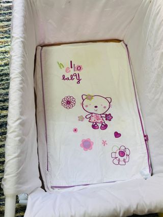 Minicuna rosa con detalles