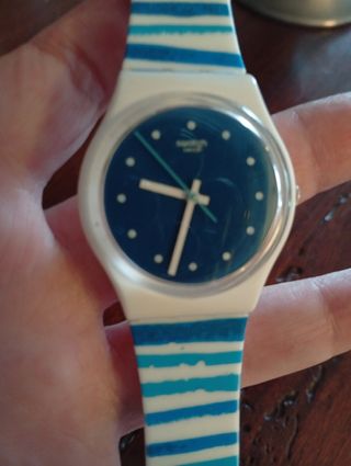 Orologio Swatch a righe blu e bianche
Pila scarica