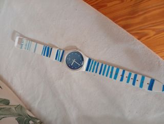 Orologio Swatch a righe blu e bianche
Pila scarica