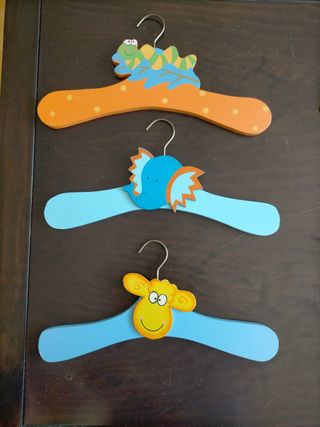 Perchas de madera con animales infantiles