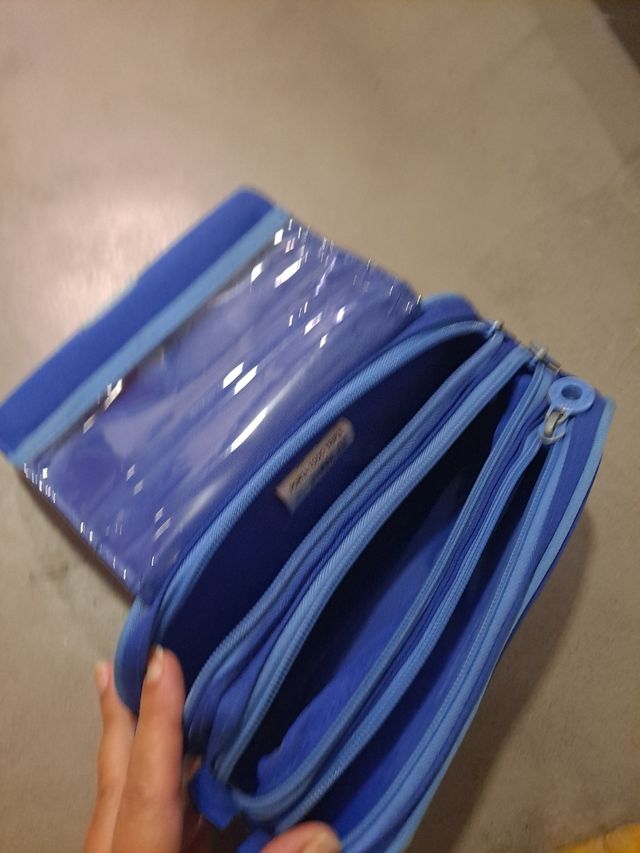 Estuche escolar con diseño espacial