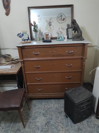 Cómoda antigua de madera con 4 cajones