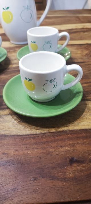 Juego de café de porcelana con manzanas