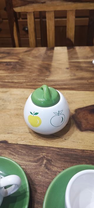 Juego de café de porcelana con manzanas