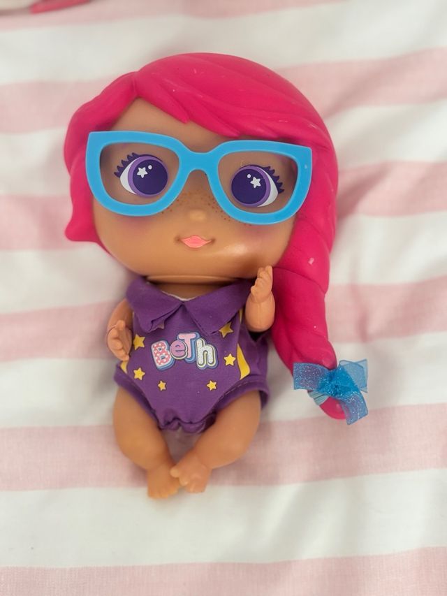 Muñeca Bellies Beth con Gafas Azules