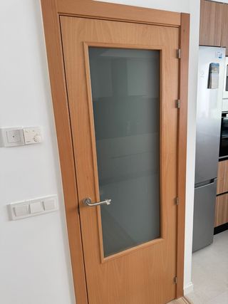 Puerta madera con marco y cristal