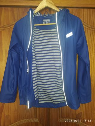 Impermeable azul con reflectantes