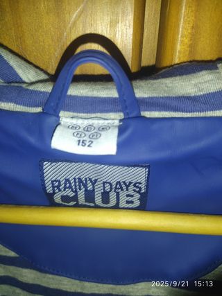 Impermeable azul con reflectantes